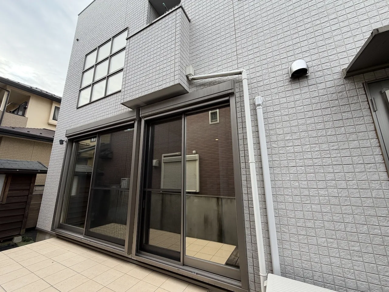 埼玉県三芳町の一戸建てリビング吹き抜け窓他にミラー目隠しフィルムを施工