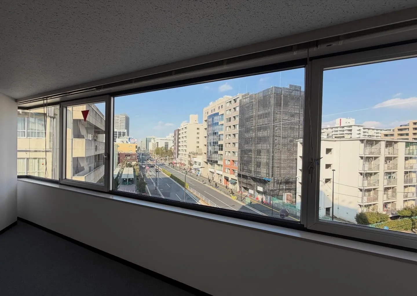 江東区のオフィスビルの飛散防止フィルムの貼り替え作業です。